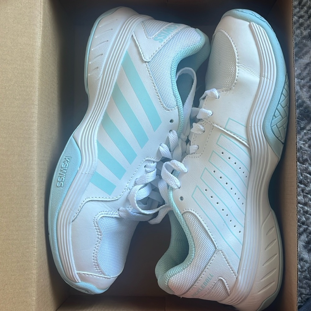 Size 8 court express pickleball shoes